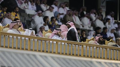 طفل سعودي يفوز بسيارة في مباراة النصر والوحدة بحضور تركي آل الشيخ (فيديو)