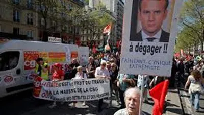 متظاهرون لماكرون: 