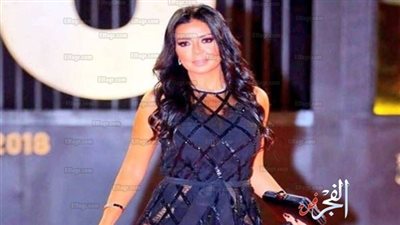 من جديد.. تعليق صادم لـ رانيا يوسف عن فستانها 