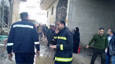 الدفع بـ3 سيارات إطفاء للسيطرة على حريق بمصنع مراتب إسفنجية بطوخ (صور)