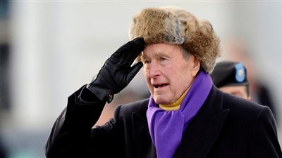 معركة نسائية بين نائبة عراقية وكاتبة كويتية بسبب جورج بوش الأب 