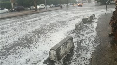 أمطار غزيرة في شوارع جدة تعرقل الحركة المرورية‎ (فيديو) 