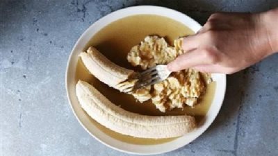 جربي مقشر الموز والسكر البني لتنقية البشرة