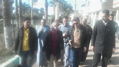 رئيس مدينة دمنهور يزور قرية الزمارنة النموذجية (صور)