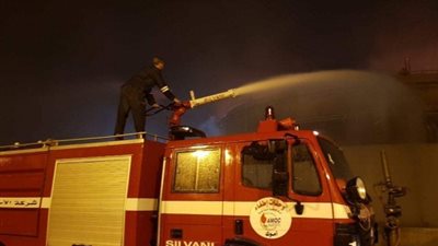 الدفع بـ10 سيارات إطفاء للسيطرة على حريق بمستودع شركة بترول بالإسكندرية