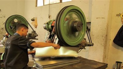 إحدى المستفيدات من قروض المشروعات: 