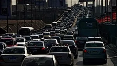 زحام مروري في الدقي بسبب تصادم سيارة بشجرة