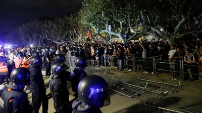 إصابة 6 ضباط شرطة في اشتباكات كتالونيا