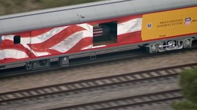 قطار تاريخي يحمل 