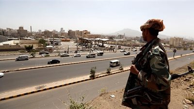 مستشار الرئيس اليمني: مستعدون لفتح مطار صنعاء في حالة واحدة