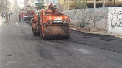 استمرار أعمال الرصف بشارع عمر بن عبدالعزيز بالسويس (صور)