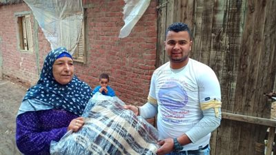 مستقبل وطن يطرق الأبواب بميت سلسيل لتوزيع البطاطين (صور)