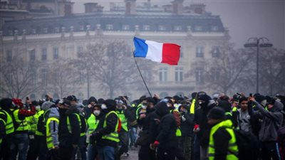 متظاهرو السترات الصفراء يطالبون برفع الأجور وزيادة رواتب التقاعد