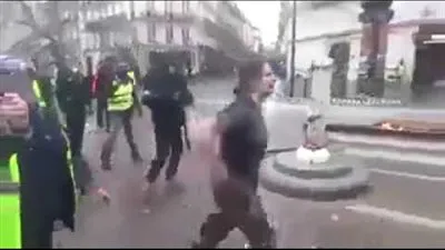 شرطية فرنسية تبكي أمام المتظاهرين: 