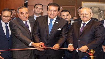 رئيس جامعة القاهرة يطالب المجتمع الدولي بوضع قوانين رادعة لمواقع التواصل الإجتماعي