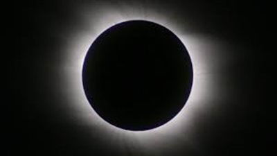 العالم يترقب أول خسوف كلي للقمر بالعام الجديد.. كل ما تريد معرفته عن الظاهرة