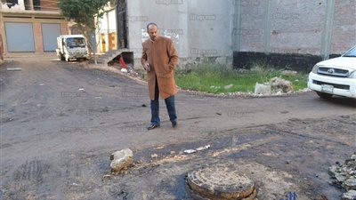 رئيس مطوبس يبدي استياءه من عدم مطابقة غرف الصرف وصفايات المطر للمواصفات 