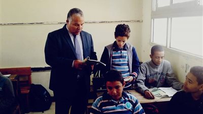 مدير تعليم الإسماعيلية يتفقد عدد من المدارس استعدادا لامتحانات نصف العام 
