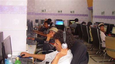 يمنيون يطالبون بإنهاء سيطرة الحوثيين على الإنترنت