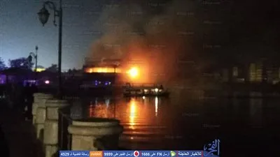 عاجل.. ننشر فيديو جديد لحريق ضخم في مركب المنصورة العائم