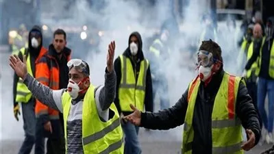 وزير المالية الفرنسي: على ماكرون توحيد البلاد لوقف الأضرار الاقتصادية