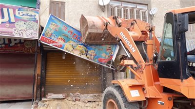 حملة لإزالة الإشغالات وتنفيذ أعمال رفع كفاءة الأرصفة الداخلية بالتجمع الثالث