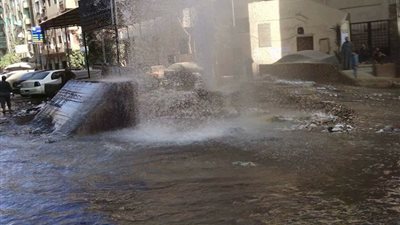 5 سيارات شفط لسحب المياه بميدان هشام بركات بسبب كسر ماسورة 