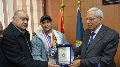 محافظ الدقهلية يكرم محمد شعبان بطل العالم لكمال الأجسام (صور)