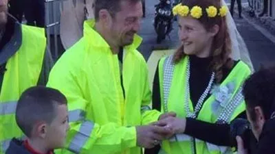 أول حالة زواج في ميادين التظاهرات بفرنسا