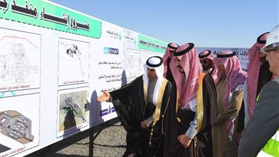 عاجل - السعودية| أمير الجوف يتفقَّد المشروعات التنموية والرياضية بالقريات