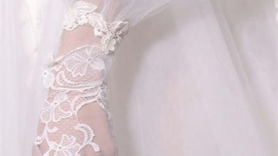 لإطلالة ملكية.. قفازات عروس تناسب العام الجديد (صور)