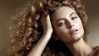 تسريحات كيرلي مميزة للشعر الطويل (صور)