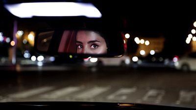 بالفيديو.. أول فنانة مصرية تقود سيارة في السعودية (فيديو)