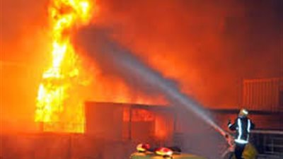  الدفع بـ3 سيارات إطفاء للسيطرة على حريق بمخزن ببولاق