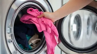 عشريني يتجرد من إنسانيته ويضع رضيعة داخل مجفف الملابس