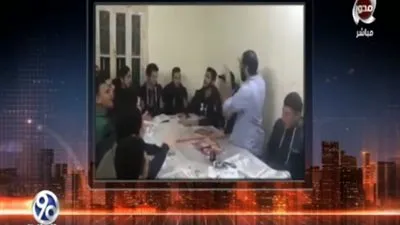 مدرس فلسفة يشرح للطلاب على أغنية 