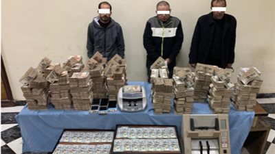 ضبط بحوزتهما 17 مليون جنيه.. ضبط تشكيل عصابي تخصص في جمع أموال المصريين بالخارج