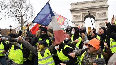 فيديو جديد يكشف العلاقة بين أسعار النفط وتظاهرات السترات الصفراء في فرنسا