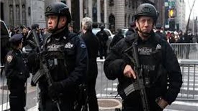 شرطة نيويورك تعتدي على إمرأة أفريقية وطفلها الرضيع (فيديو)