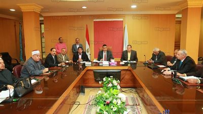 سكرتير عام كفرالشيخ المساعد يناقش استراتيجية محو الأمية بالمحافظة (صور)