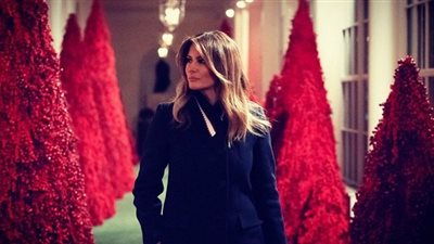 صحيفة بريطانية: ميلانيا ترامب في ورطة بعد سرقة أشجار الميلاد بالبيت الأبيض