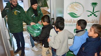 مركز الملك سلمان يوزع حقائب وملابس شتوية على الطلاب السوريين في لبنان