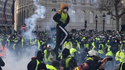 مواجهات بين متظاهري السترات الصفراء والشرطة الفرنسية