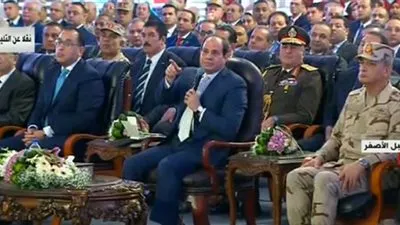 السيسي يعترض حديث مدير إدارة المياه.. والوزير يرد