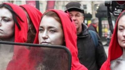 ناشطات عاريات الصدور يقتحمن  تظاهرات السترات الصفراء بباريس (صور)