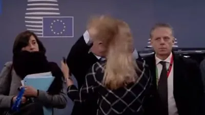 شاهد.. فعل غريب من رئيس المفوضية الأوروبية يسبب إحراجا لمسؤولة
