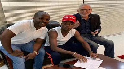 لحظة توقيع صاروخ أنجولا الجديد للأهلي