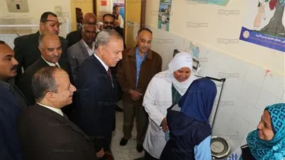 تنفيذًًا لتوجيهات السيسي.. بدء حملة المسح الطبي لأمراض الانيميا والسمنة والتقزم بمدارس قنا (صور)