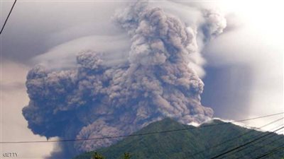 ثوران بركاني مخيف وسط إندونيسيا