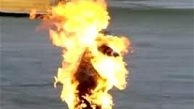 بعد تهديدهها بسكب بنزين على نفسها.. 